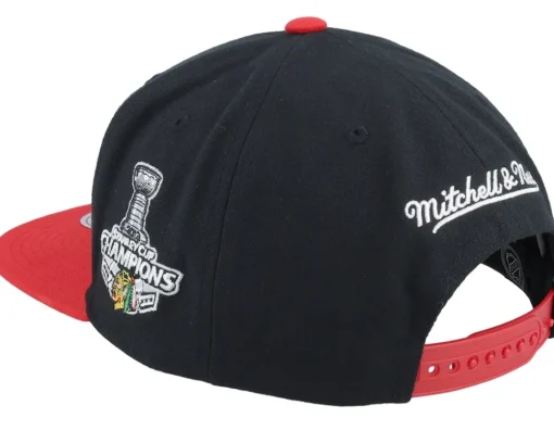 Chicago Blackhawks 2 Tone Side Patch Black/Red Snapback - Mitchell & Ness