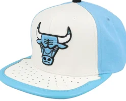 Chicago Bulls Day 1 White/Light Blue Snapback - Mitchell & Ness