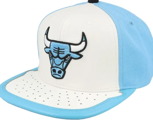 Chicago Bulls Day 1 White/Light Blue Snapback - Mitchell & Ness