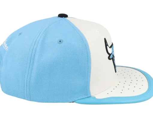 Chicago Bulls Day 1 White/Light Blue Snapback - Mitchell & Ness
