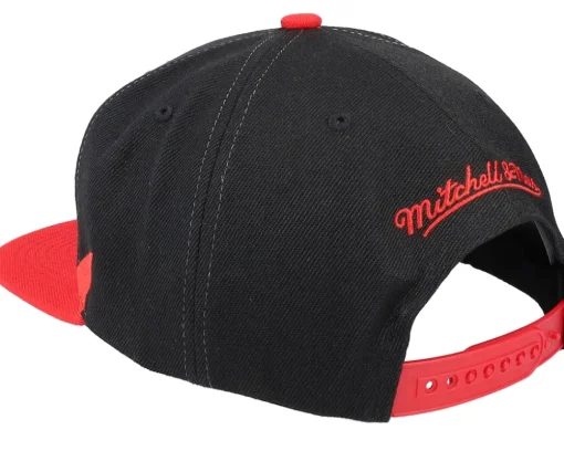 Chicago Bulls Sharktooth Black/Red Snapback - Mitchell & Ness
