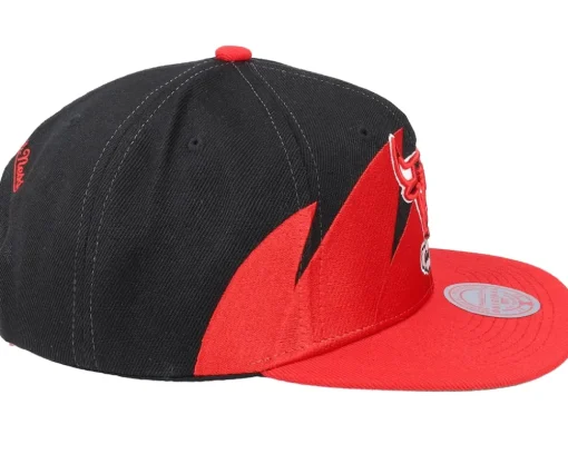 Chicago Bulls Sharktooth Black/Red Snapback - Mitchell & Ness