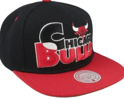 Chicago Bulls Text Stack Black/Red Snapback - Mitchell & Ness