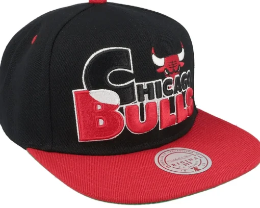 Chicago Bulls Text Stack Black/Red Snapback - Mitchell & Ness