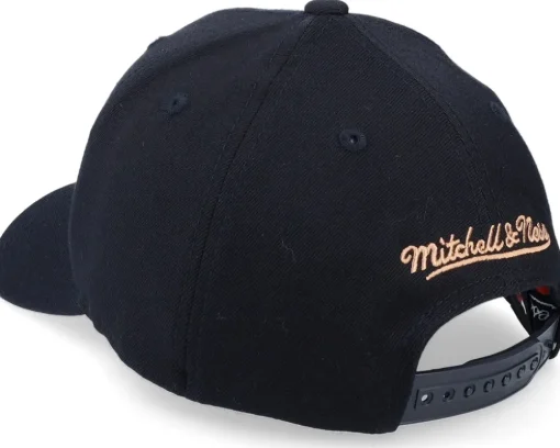 Hatstore Exclusive x Chicago Bulls Leather Logo Black Adjustable - Mitchell & Ness