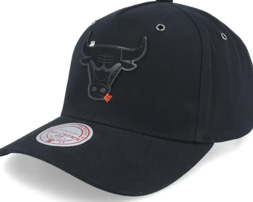 Hatstore Exclusive x Chicago Bulls Engraved Black Adjustable - Mitchell & Ness