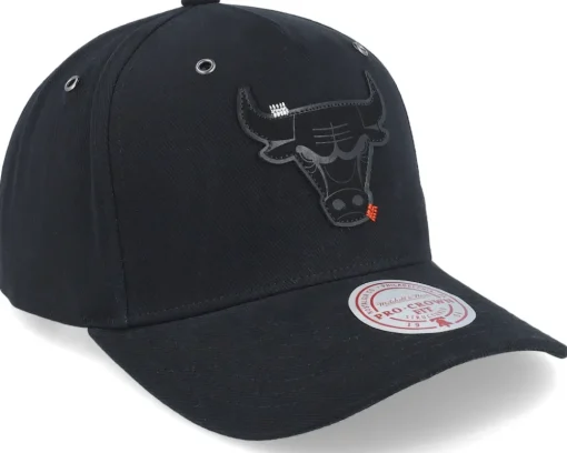 Hatstore Exclusive x Chicago Bulls Engraved Black Adjustable - Mitchell & Ness
