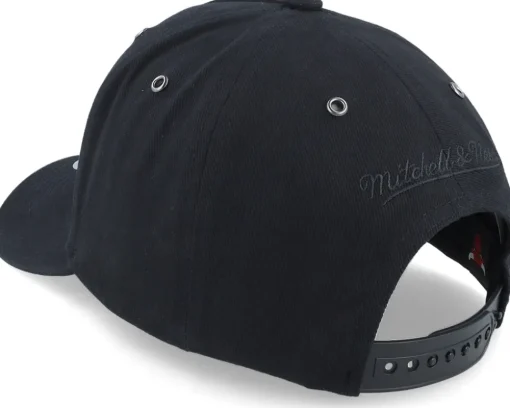 Hatstore Exclusive x Chicago Bulls Engraved Black Adjustable - Mitchell & Ness