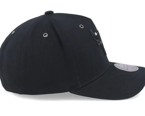 Hatstore Exclusive x Chicago Bulls Engraved Black Adjustable - Mitchell & Ness