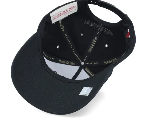 Hatstore Exclusive x Chicago Bulls Engraved Black Adjustable - Mitchell & Ness