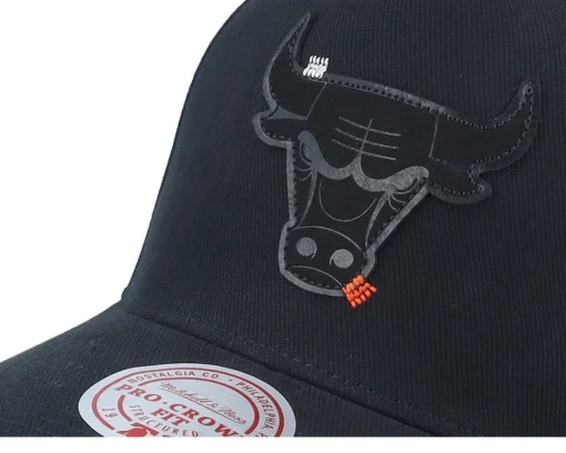 Hatstore Exclusive x Chicago Bulls Engraved Black Adjustable - Mitchell & Ness