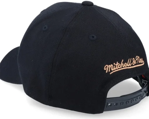 Hatstore Exclusive x Milwaukee Bucks Leather Logo Black Adjustable - Mitchell & Ness