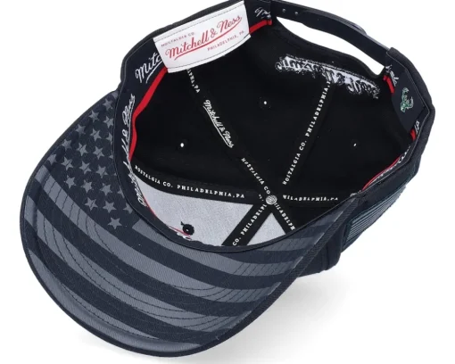 Hatstore Exclusive x Milwaukee Bucks Black Flag - Mitchell & Ness